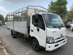 XE TẢI HINO 2,5 TẤN XZU710L THÙNG MUI BẠT 4,5M