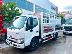 XE TẢI HINO XZU650L 3,3 TẤN THÙNG MUI BẠT 4M5