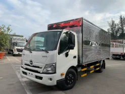 XE TẢI HINO 3,5 TẤN XZU720L THÙNG KÍN 5,2M