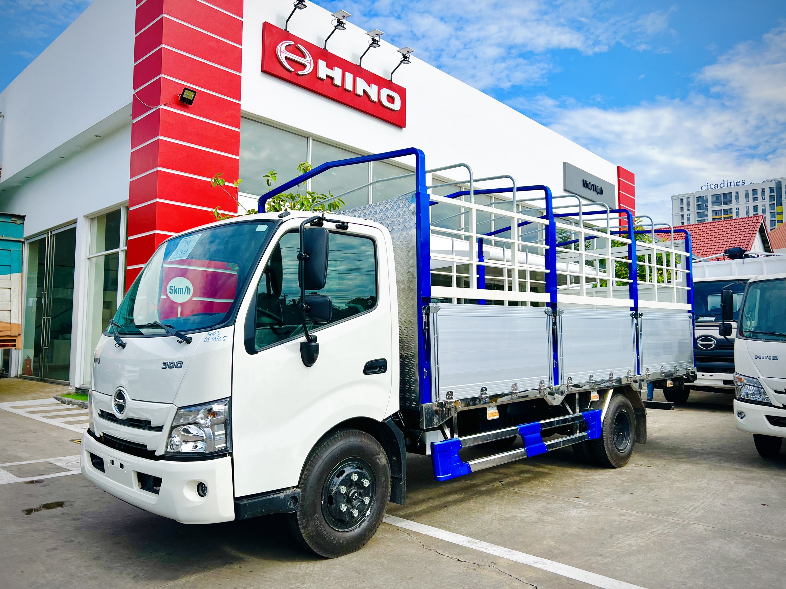 Giá xe tải Hino 6 tấn 4
