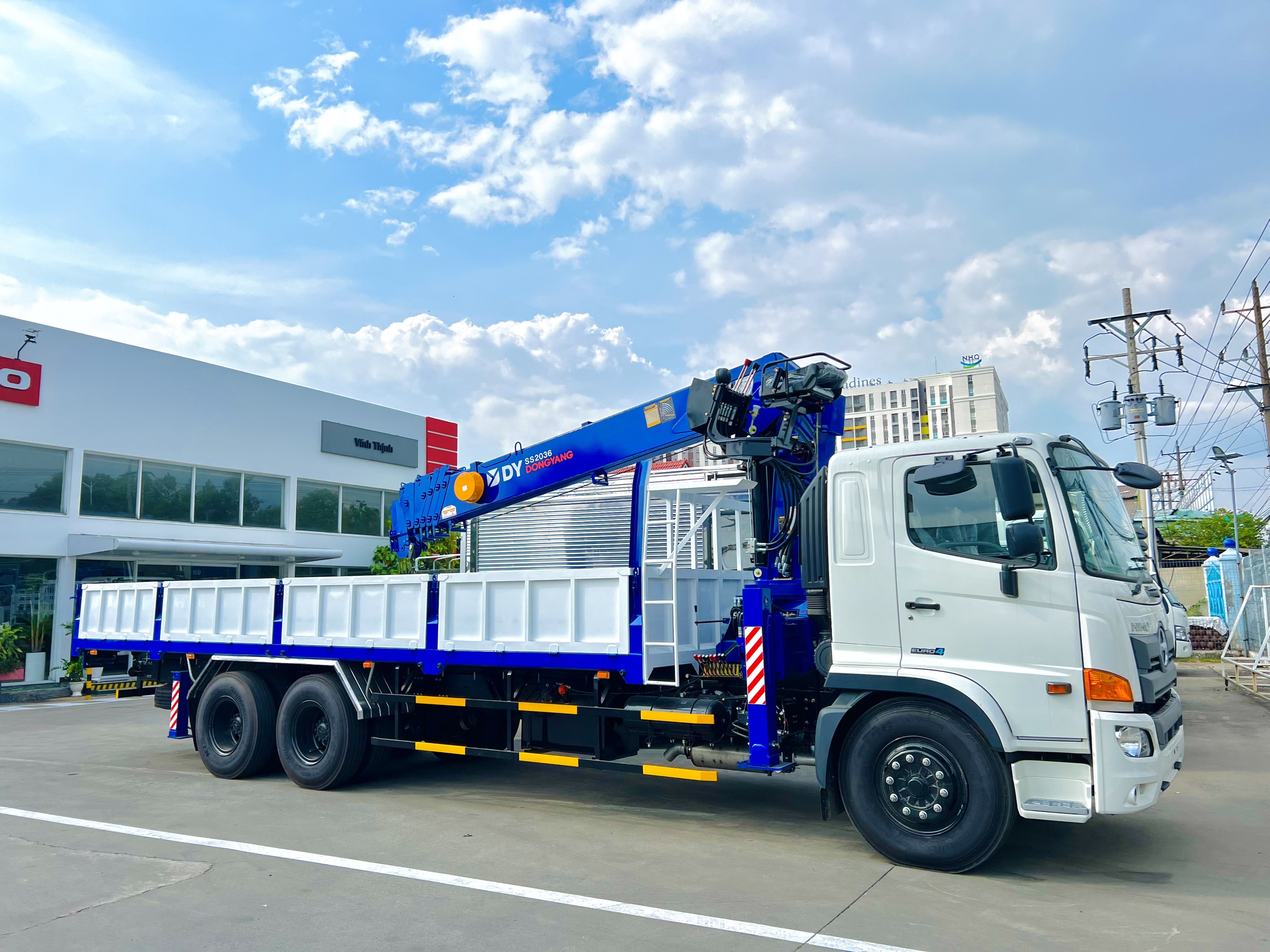 cẩu tự hành 8 tấn Hino FM8JW8A gắn cần cẩu Dongyang SS2036