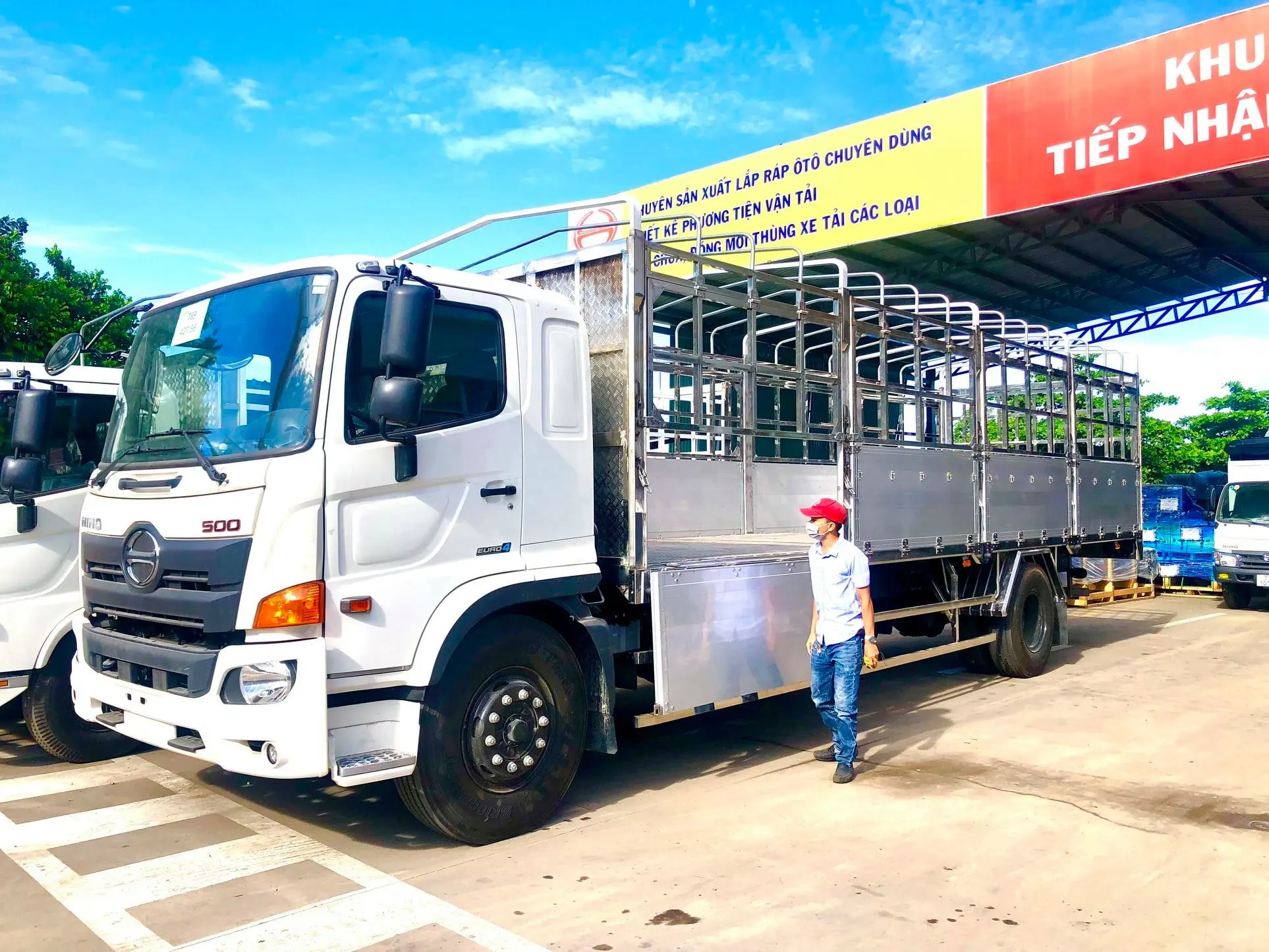 Giá xe tải Hino 8 tấn: Giá thành cạnh tranh, chất lượng vượt trội
