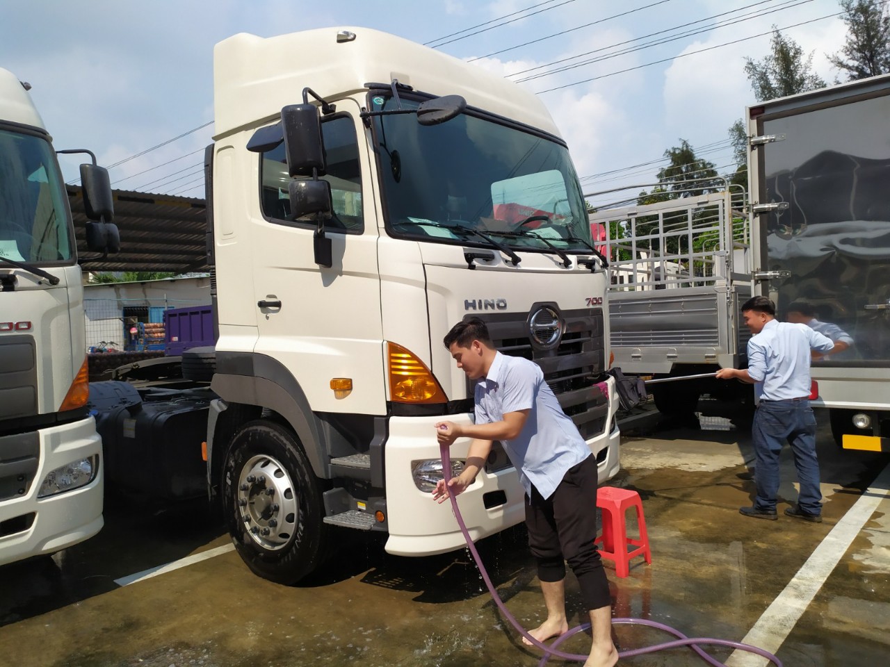 VỆ SINH XE TRƯỚC KHI GIAO XE CHO KHÁCH HÀNG