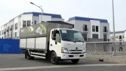 XE TẢI HINO 5 TẤN XZU730L THÙNG MUI BẠT 5.7M